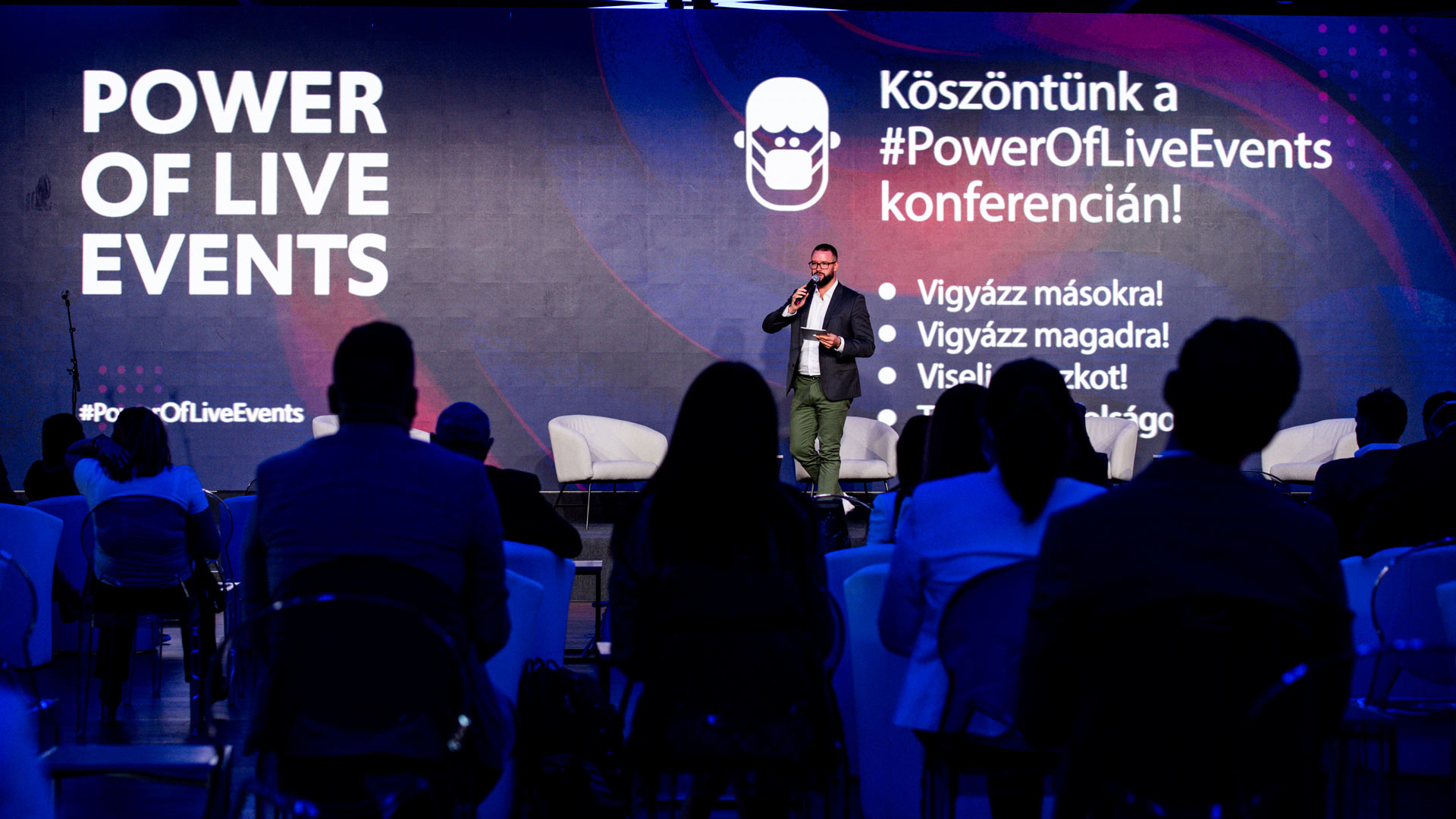 A Puskás Aréna konferenciatermében több száz résztvevő jelenlétében, széles körű iparági összefogás keretében mutatták be gyakorlatban is a magyar gazdaság újraindításában és Budapest életében is hangsúlyos szerepet játszó üzleti rendezvények, a jövő rendezvényeinek biztonságos protokollját. A kockázatok minimalizálása azonban nem jelenti azt, hogy le kéne mondanunk az élő események nyújtotta élményekről és kreatív megoldásokról.